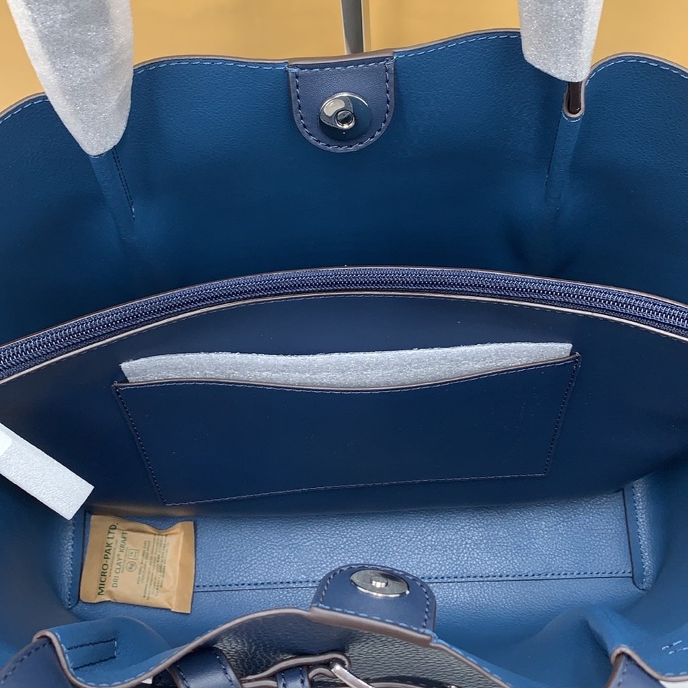 MICHAEL KORS OUTLET
Emilia Large Pebbled Leather Tote Bag
COLOR NAVY
NWT - Picture 16 of 16